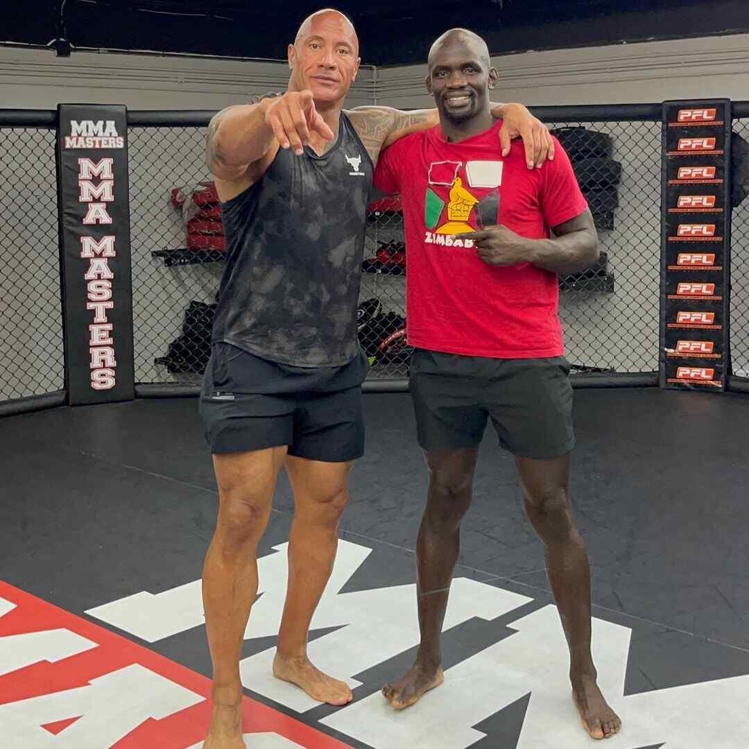 The Rock amnunulia nyumba mpiganaji wa UFC