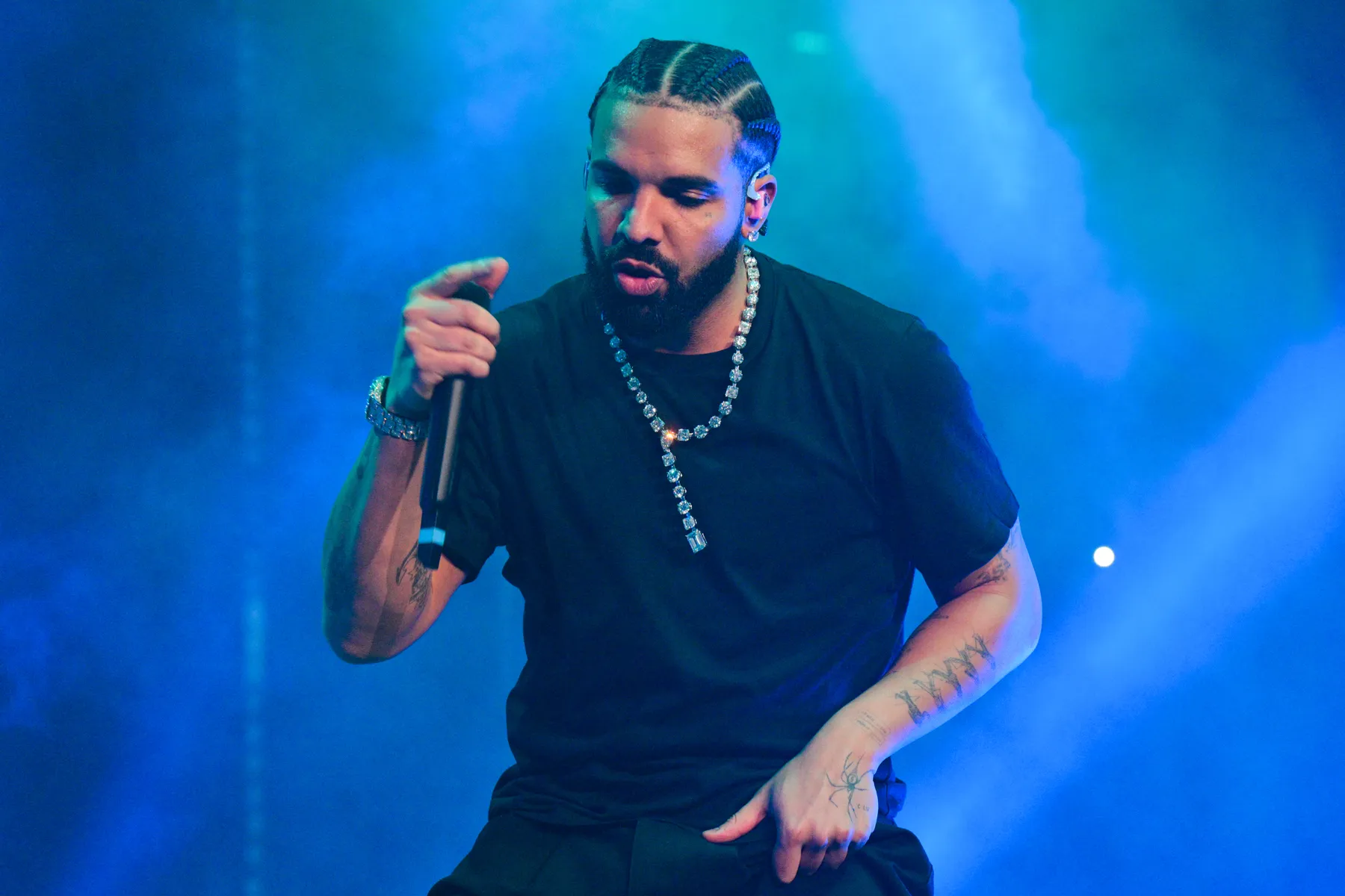 Drake atoa onyo mashabiki kurusha nguo za ndani mbele ya mwanaye