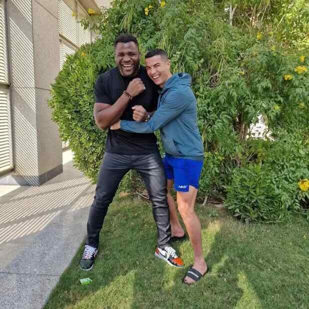 Cr7 amzawadia bondia Ngannou saa ya thamani