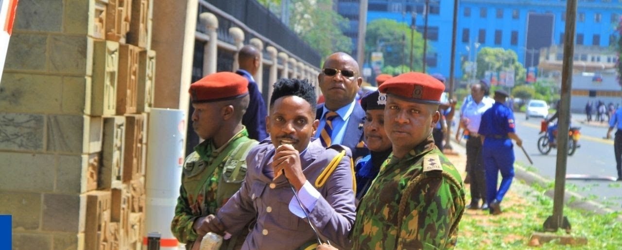 Eric Omondi adakwa na polisi Kenya