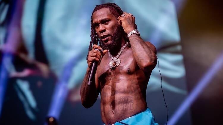 Burna Boy afanya show ya kibabe, Ajaza uwanja