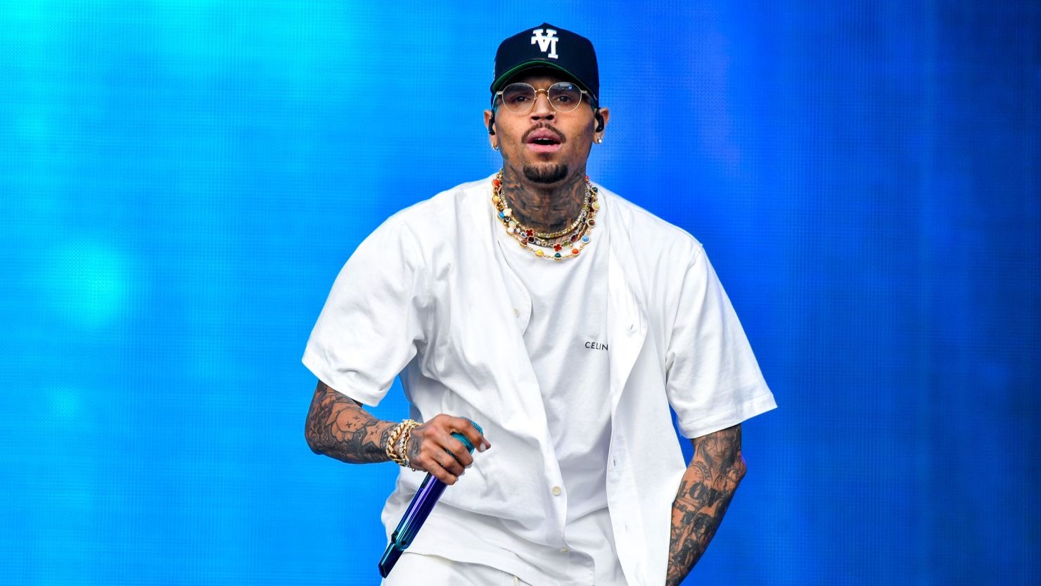 Chris Brown Aishtaki Warner Bros Kisa Makala