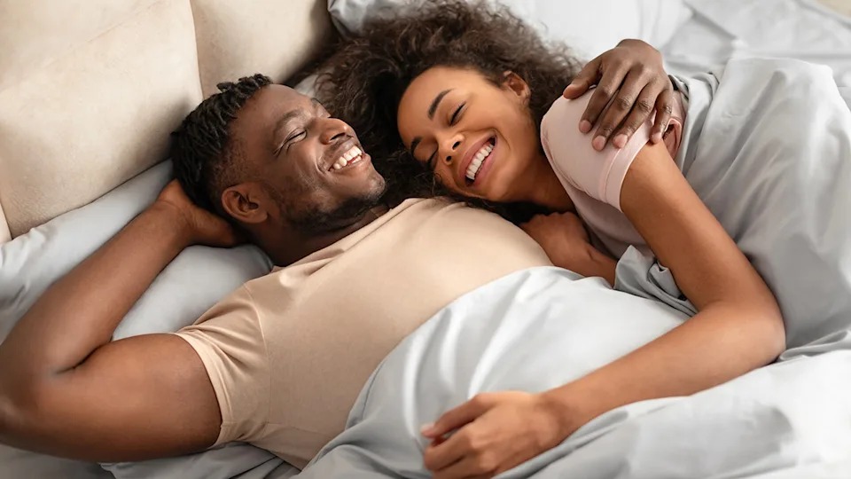Utafiti: Wanandoa Wanaokumbatiana Wakati Wa Kulala Wanafuraha